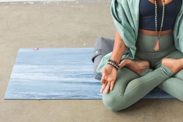 Manduka eKO Lite Tapis de yoga pour homme et femme, léger, durable, antidérapant, 4 mm d'épaisseur, 180 cm, bleu marbré