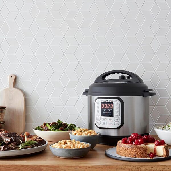 Instant Pot Cuiseur intelligent 7 en 1 Duo, 5,7 L - autocuiseur, mijoteuse, cuiseur à riz, sauteuse, yaourtière, cuiseur à vapeur et chauffe-plats, acier inoxydable brossé