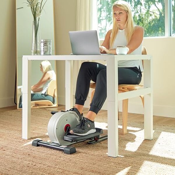 Découvrez les avantages de la mini elliptique Sunny Health & Fitness SF-E3872 et transformez votre espace de travail en une zone d'exercice pratique et efficace.
